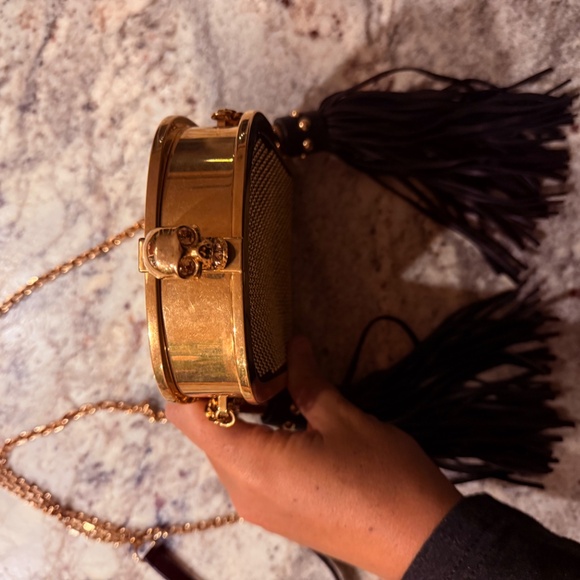 EXCELLENT McQueen Limited Edition MEGA Grail Skull Crossbody - Picture 7 of 9